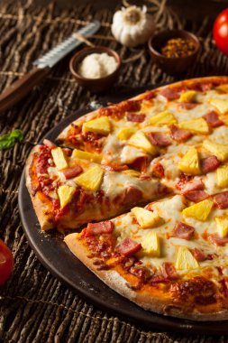 Ev yapımı ananas ve jambon Hawai Pizza