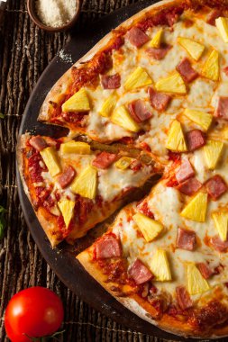 Ev yapımı ananas ve jambon Hawai Pizza