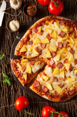Ev yapımı ananas ve jambon Hawai Pizza