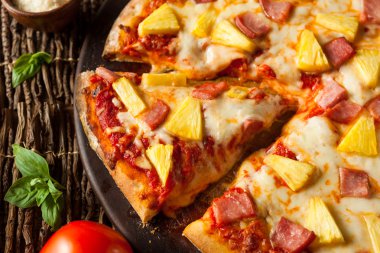 Ev yapımı ananas ve jambon Hawai Pizza