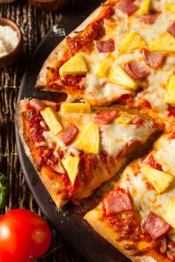 Ev yapımı ananas ve jambon Hawai Pizza