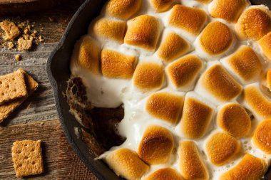 Ev yapımı S'mores Dip Graham kraker ile
