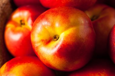 Sağlıklı organik çiğ olgun nektarin