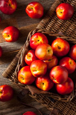 Sağlıklı organik çiğ olgun nektarin