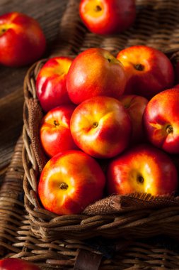 Sağlıklı organik çiğ olgun nektarin