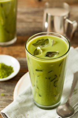 Ev yapımı buzlu Matcha sütlü çay