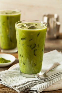 Ev yapımı buzlu Matcha sütlü çay