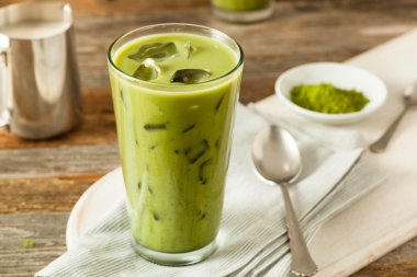 Ev yapımı buzlu Matcha sütlü çay