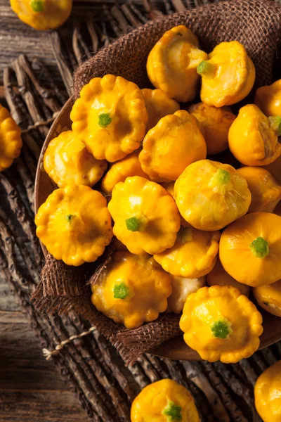 Сырой органический желтый паттипанский сквош — стоковое фото