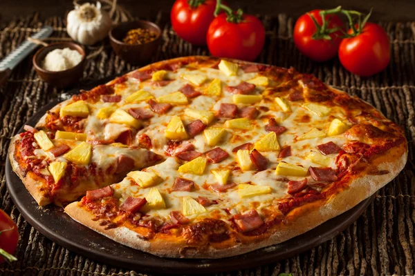 Pizza hawaiana all'ananas e prosciutto fatti in casa — Foto Stock