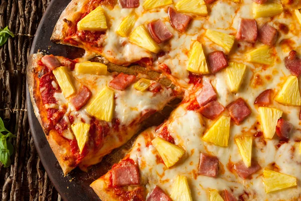 Ev yapımı ananas ve jambon Hawai Pizza