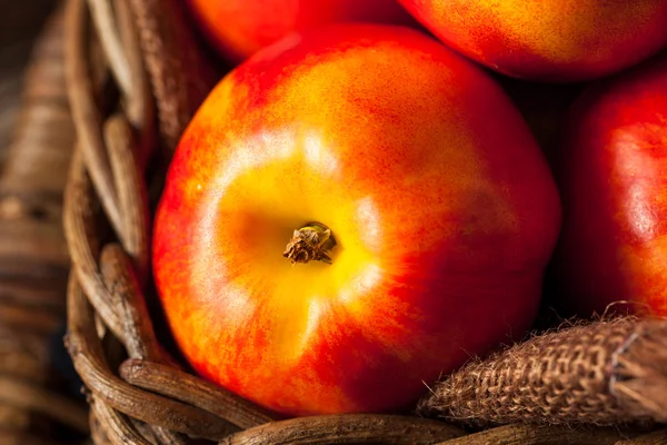 Nectarinas maduras crudas orgánicas saludables —  Fotos de Stock