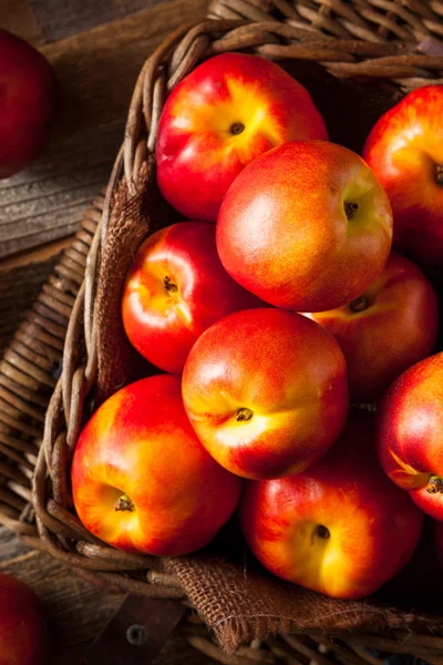 Gezonde biologische rauwe rijp Nectarines — Stockfoto