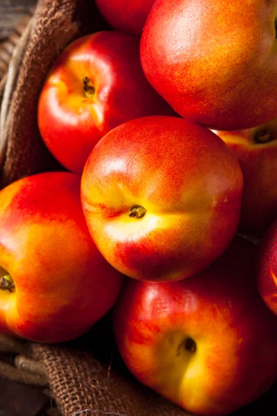 Sağlıklı organik çiğ olgun nektarin