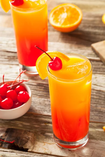 Naranja jugosa y rojo tequila amanecer —  Fotos de Stock