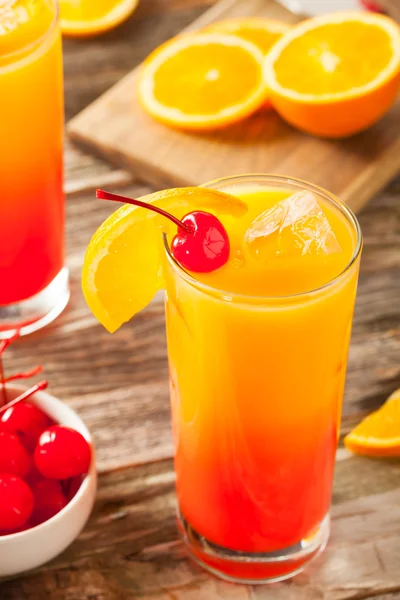 Naranja jugosa y rojo tequila amanecer —  Fotos de Stock