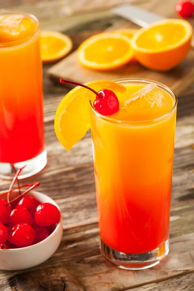 Sulu turuncu ve kırmızı tekila Sunrise