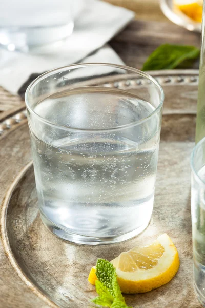 Verfrissende duidelijk bruisend Water — Stockfoto