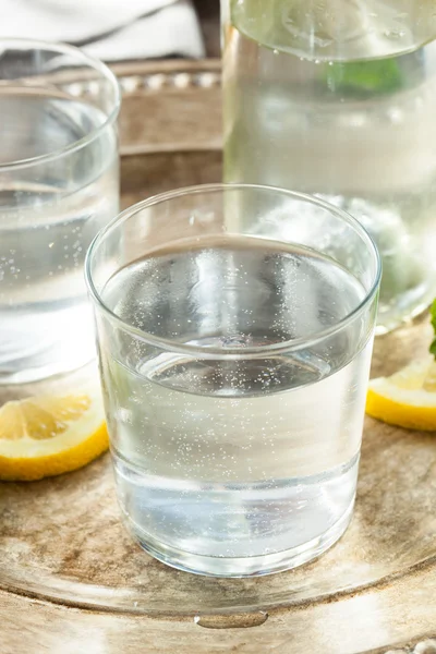 Acqua frizzante chiara rinfrescante — Foto Stock