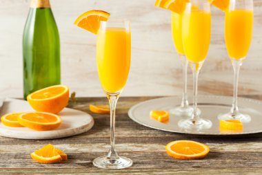 Ev yapımı turuncu Mimoza kokteyl serinletici