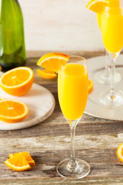 Ev yapımı turuncu Mimoza kokteyl serinletici