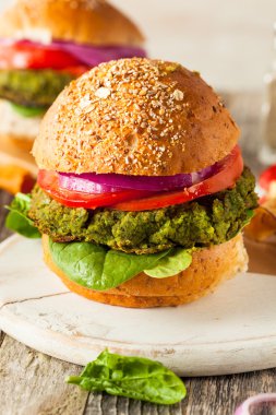 Ev yapımı yeşil vejetaryen Burger