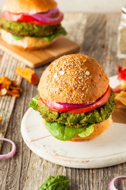 Ev yapımı yeşil vejetaryen Burger