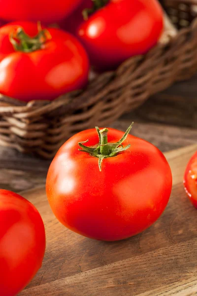 Råa ekologiska röd biff tomater — Stockfoto