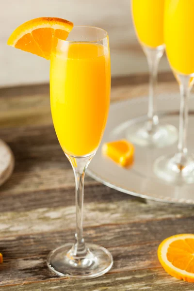 Cocktails de Mimosa laranja refrescante caseiro — Fotografia de Stock