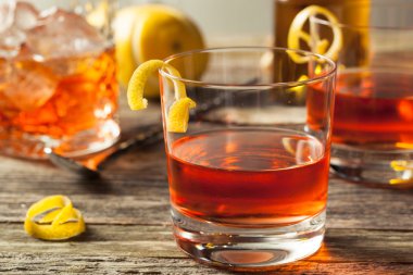 Ev yapımı New Orleans Sazerac kokteyl