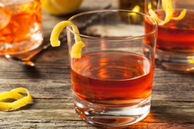 Ev yapımı New Orleans Sazerac kokteyl