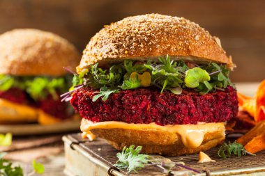 Sağlıklı pişmiş kırmızı Vegan pancar Burger