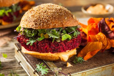 Sağlıklı pişmiş kırmızı Vegan pancar Burger