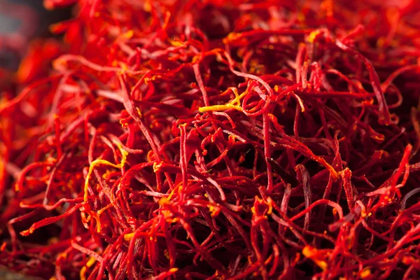 Spice de açafrão vermelho orgânico cru — Fotografia de Stock