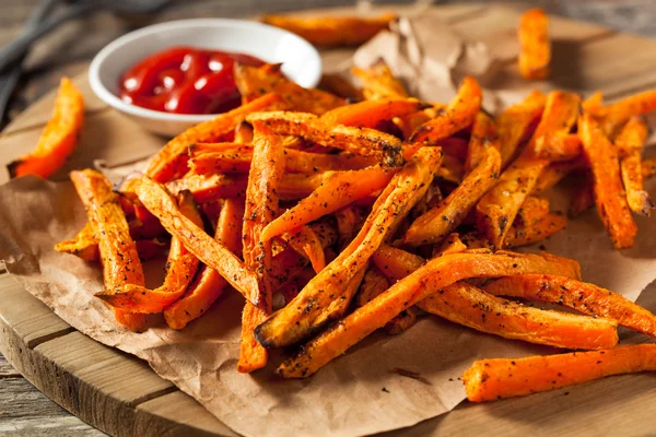 Saudável caseiro assado batata doce fritas — Fotografia de Stock