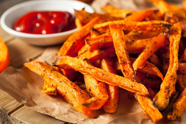 Saudável caseiro assado batata doce fritas — Fotografia de Stock