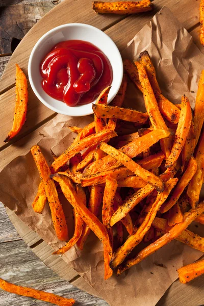 Gezond zelfgebakken zoete aardappelfrietjes — Stockfoto