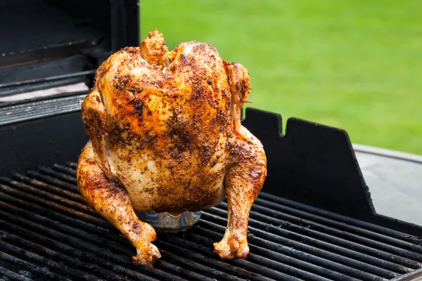 Birra alla griglia fatta in casa può pollo — Foto Stock