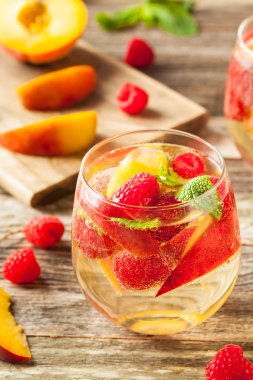 Ev yapımı köpüklü beyaz şarap Sangria