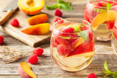 Ev yapımı köpüklü beyaz şarap Sangria