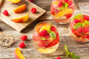 Ev yapımı köpüklü beyaz şarap Sangria