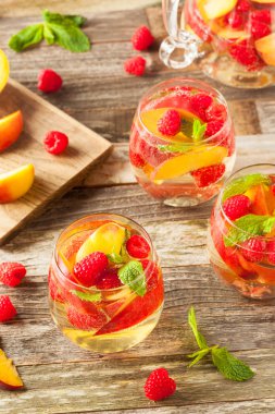 Ev yapımı köpüklü beyaz şarap Sangria