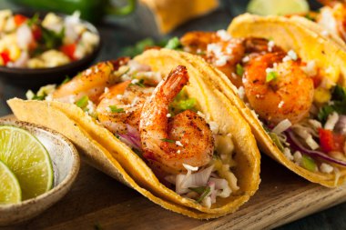 Ev yapımı baharatlı karides Tacos