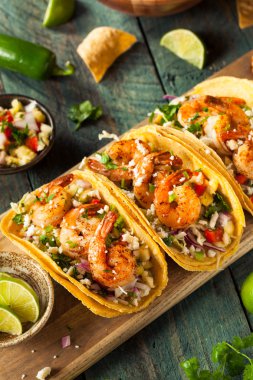 Ev yapımı baharatlı karides Tacos
