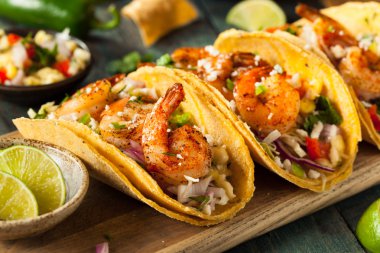 Ev yapımı baharatlı karides Tacos