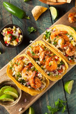 Ev yapımı baharatlı karides Tacos