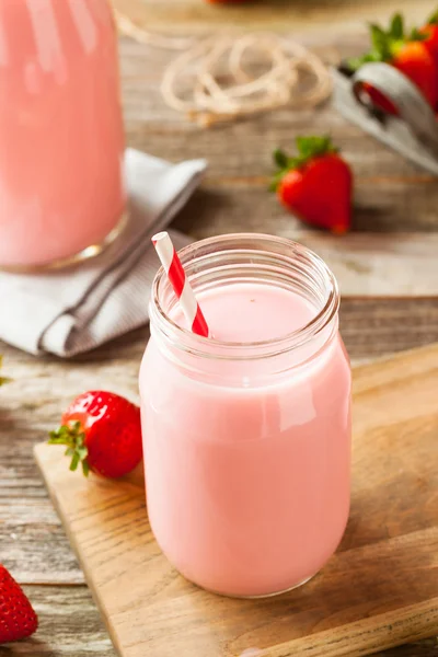 Latte di fragola biologico fatto in casa — Foto Stock