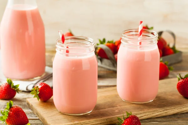 Latte di fragola biologico fatto in casa — Foto Stock