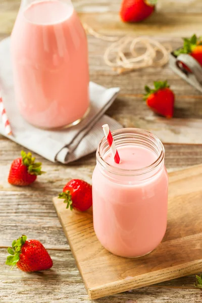 Zelfgemaakte biologische aardbeien melk — Stockfoto