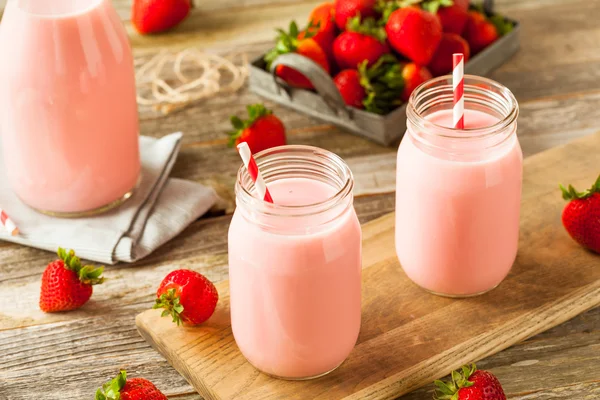 自制有机草莓牛奶 — 图库照片